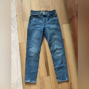 Like New Levi’s Women’s Straight Blue Jeans!